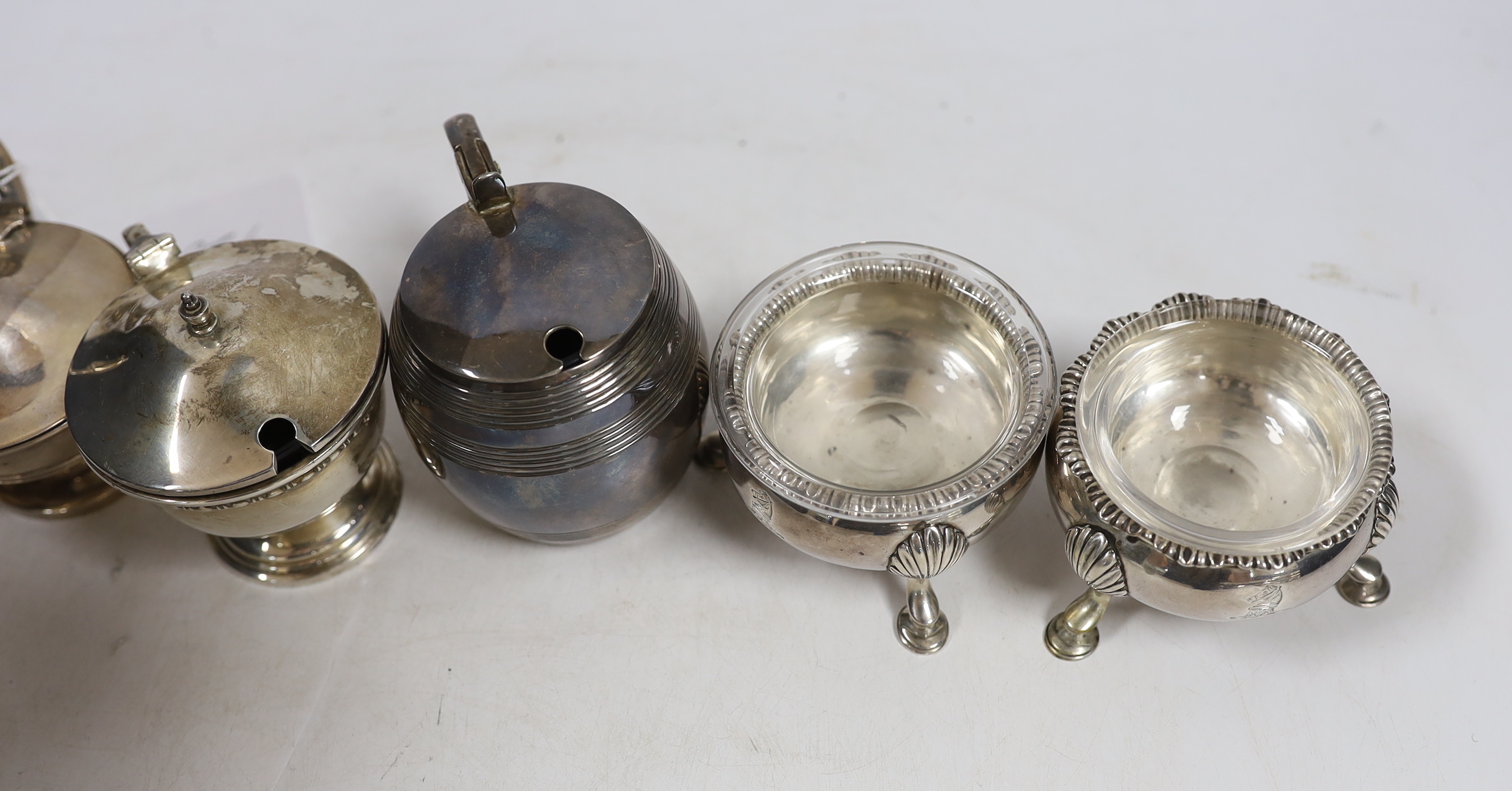 A pair of George III silver bun salts, London, 1767, together with four assorted George V silver mustard pots.